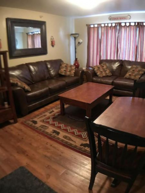 Rustic 2 BR Mountain View-walk to resort